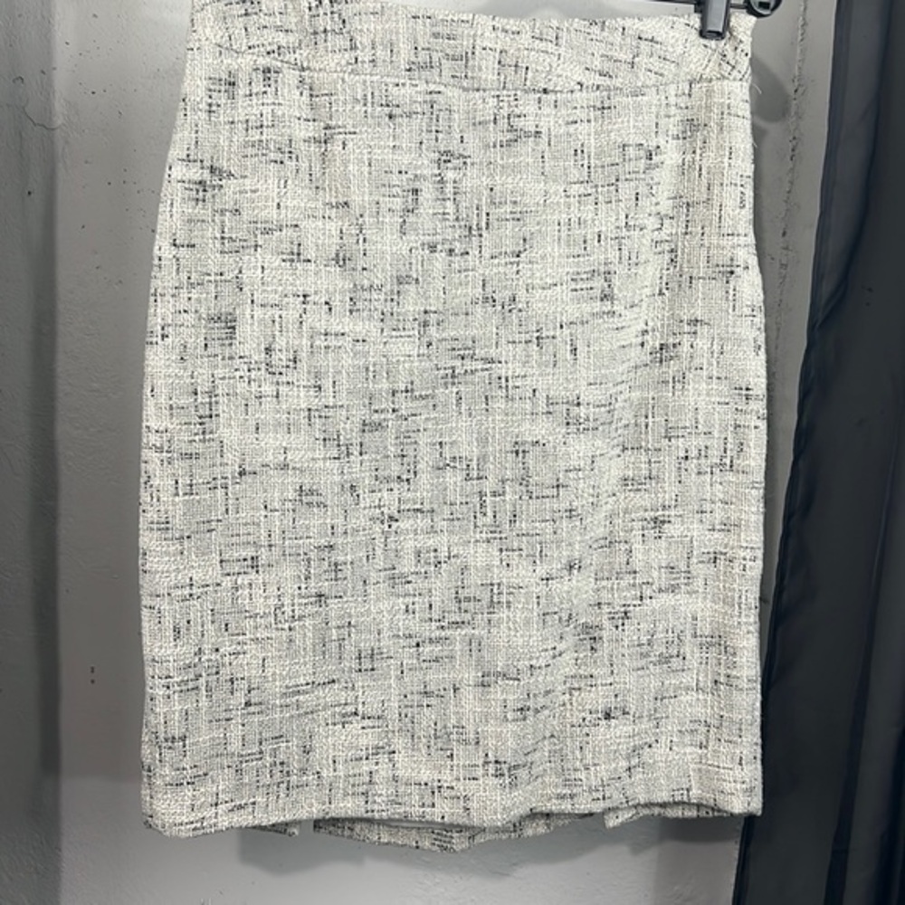 Vintage  tweed pencil skirt from New York and Company. White/Grey/Black fabric.